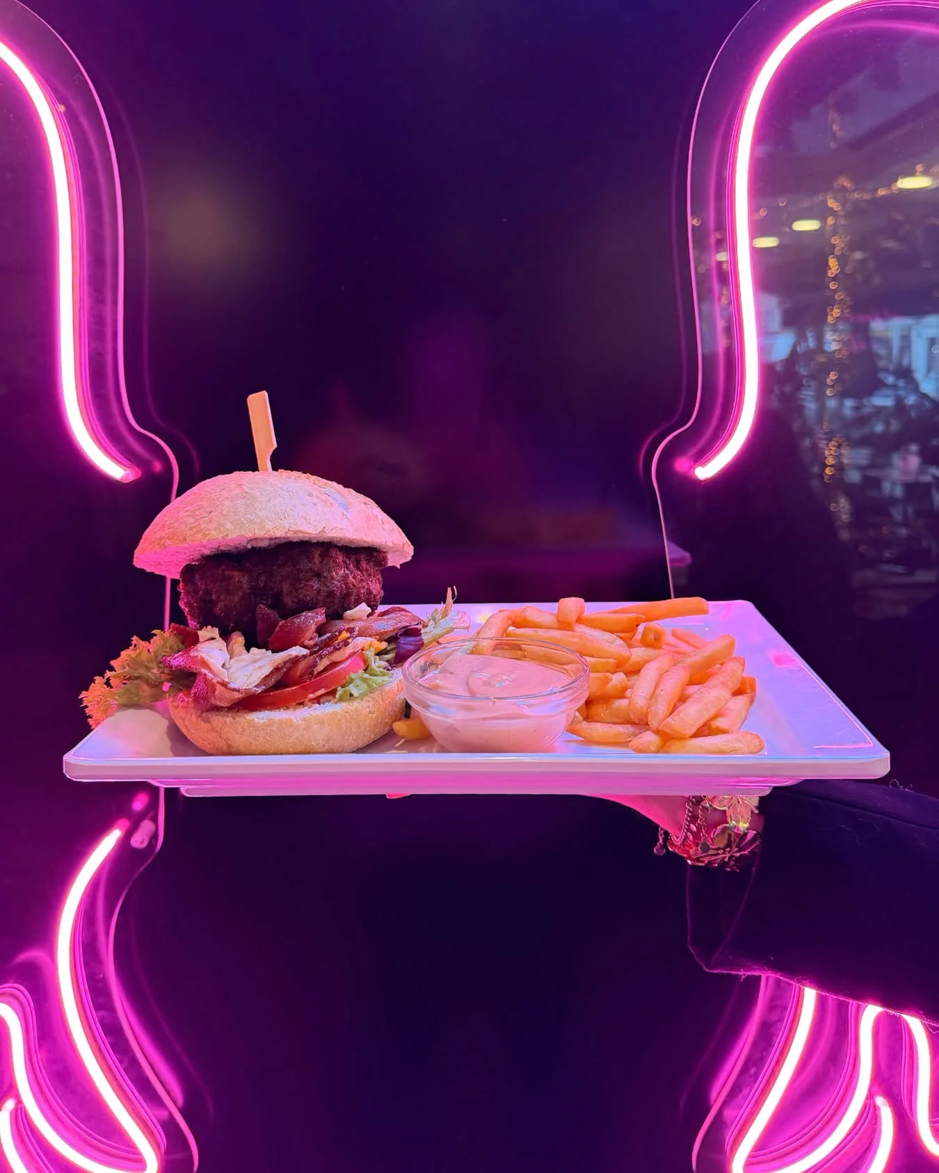 Hamburger Engelhard met frites en saus