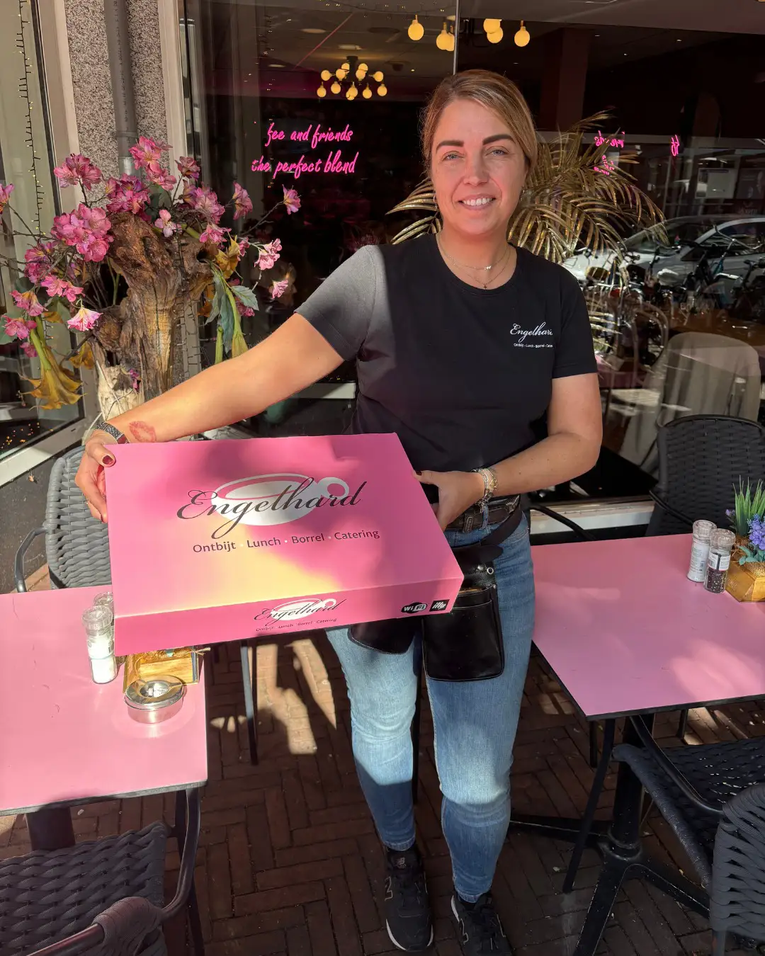Medewerker van Engelhard met een cateringdoos op het terras
